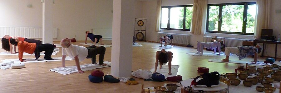 Yoga Vidya Kopie von P1130190  schmaler Auschnitt Gongs Golden drittel .jpg